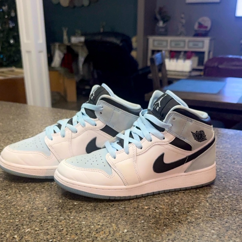 Ladies Jordan 1’s mid-rise Size 8